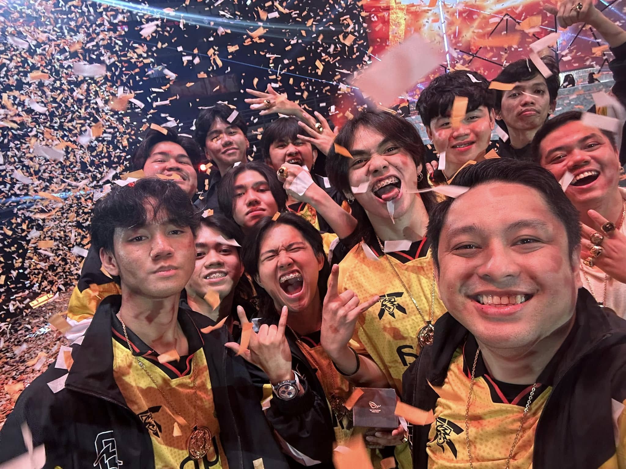 Joms Clemena celebrating with ONIC PH during the M6 World Championship