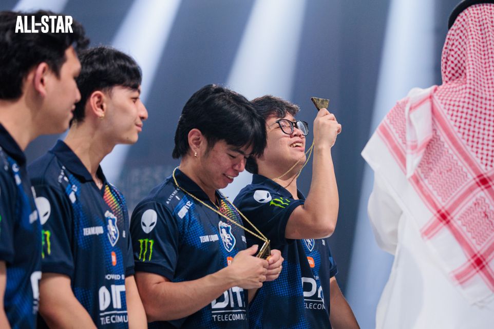 Jaypee looks at his MSC 2025 championship medal in disbelief