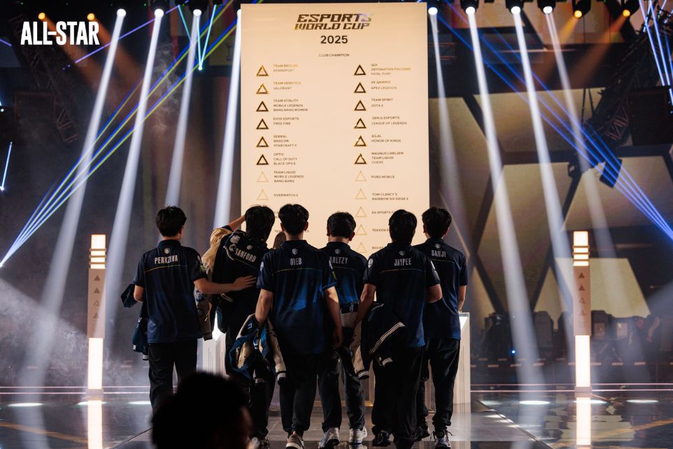 Team Liquid Philippines puts their MSC Key on the wall of victors at EWC 2025
