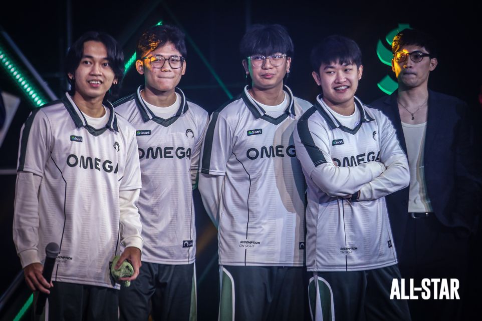 Raizen, Hadji, Superyoshi, Jeymz, and Coach SN4P. Photo: Richard Dizon Esguerra