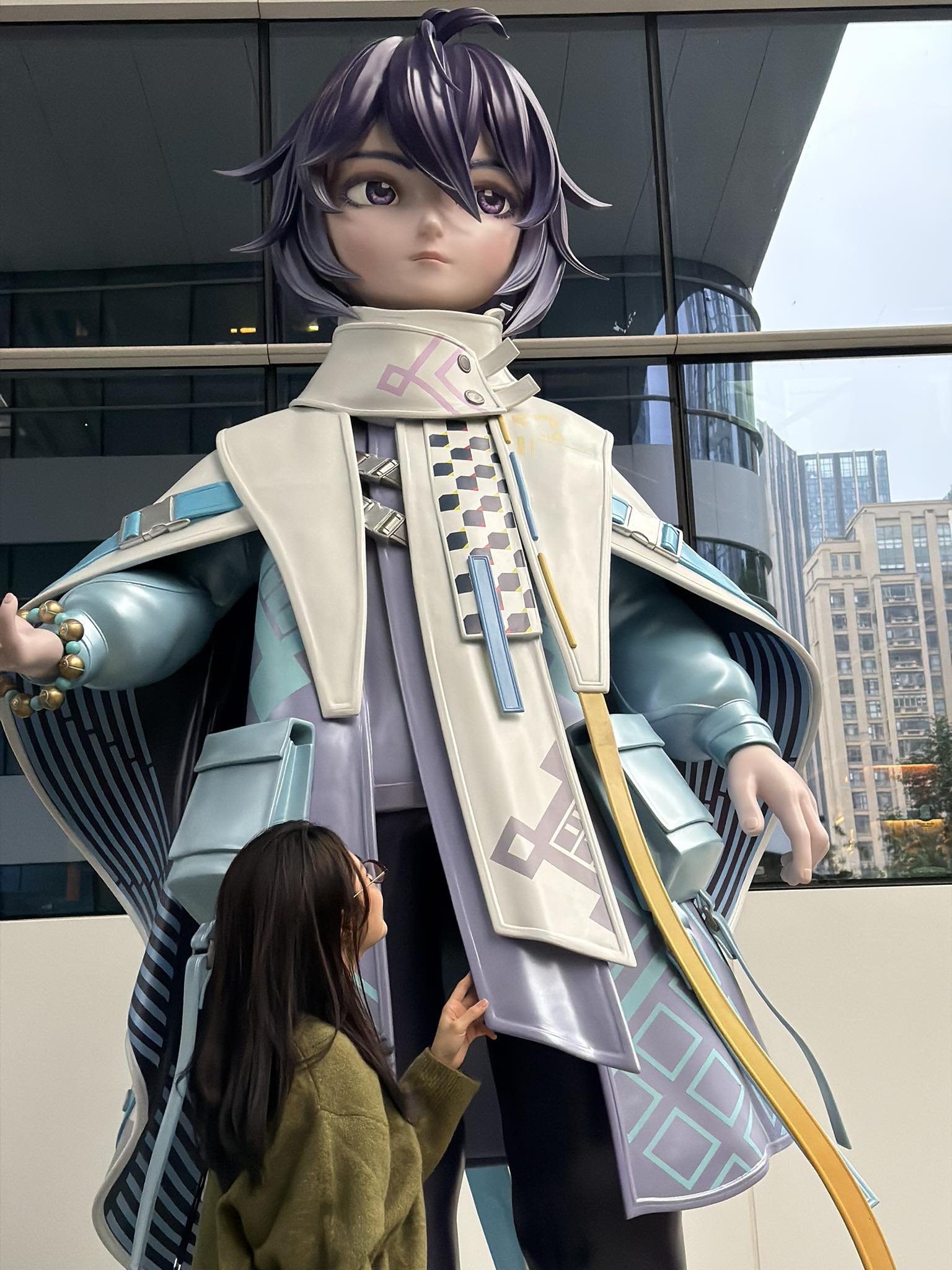 Chantelle admires a statue of HOK's Yixing