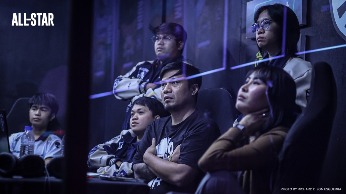 Mitch Liwanag watches anxiously with TLPH during a match in MPL PH Season 16.